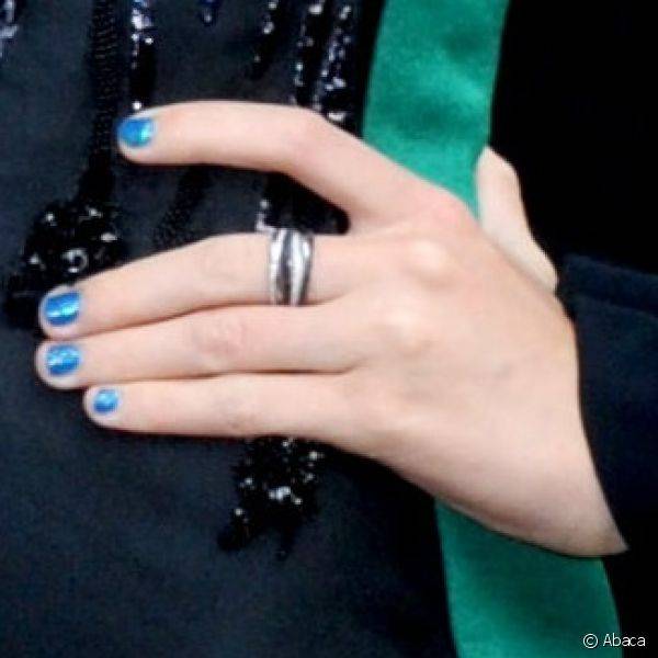 Taylor Swift decorou as unhas com esmalte azul cobalto com acabamento metalizado para participar do programa The Late Show with David Letterman